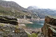 61 Enormi roccioni in riva al lago